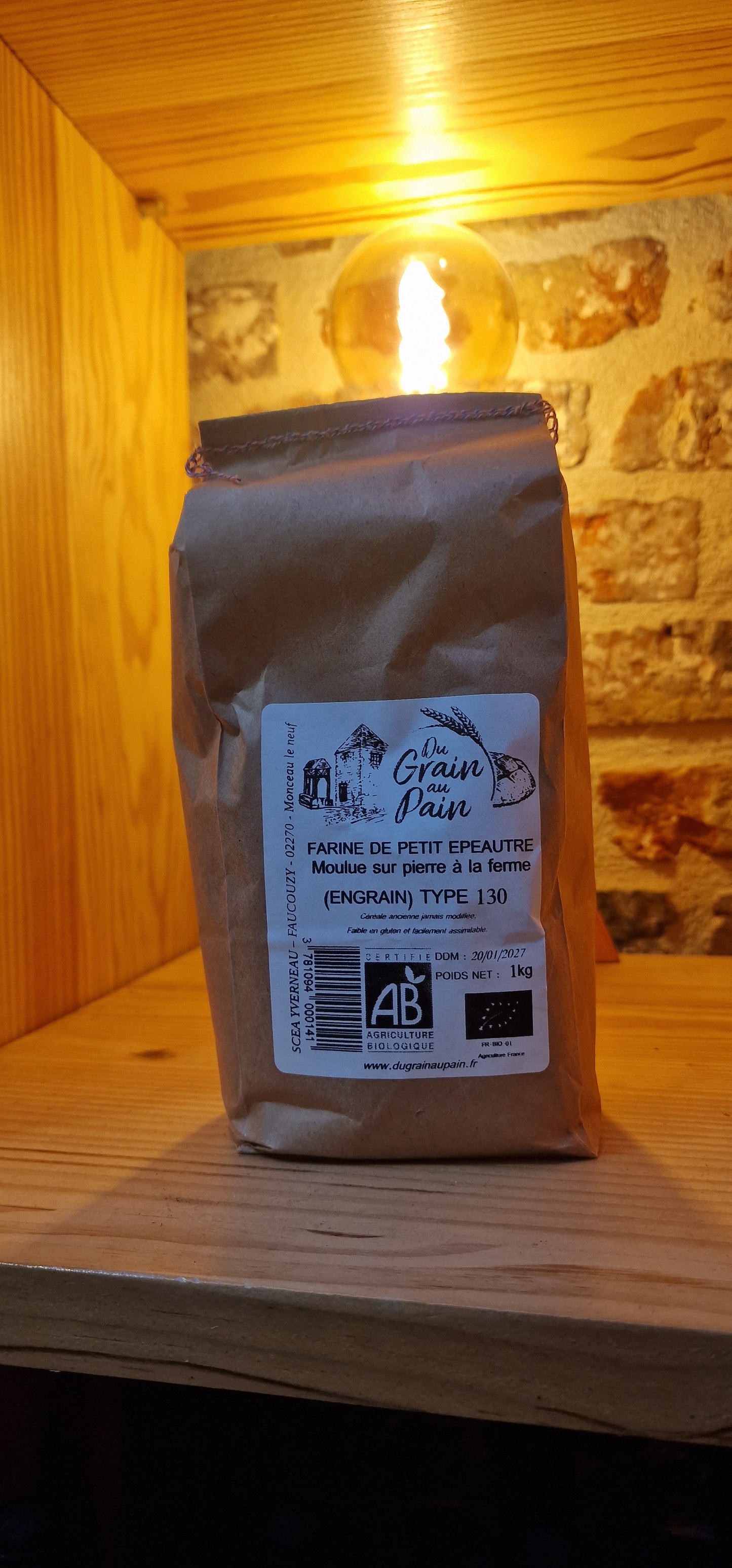 Farine de petit epeautre moulue sur pierre à la ferme, du Grain au pain