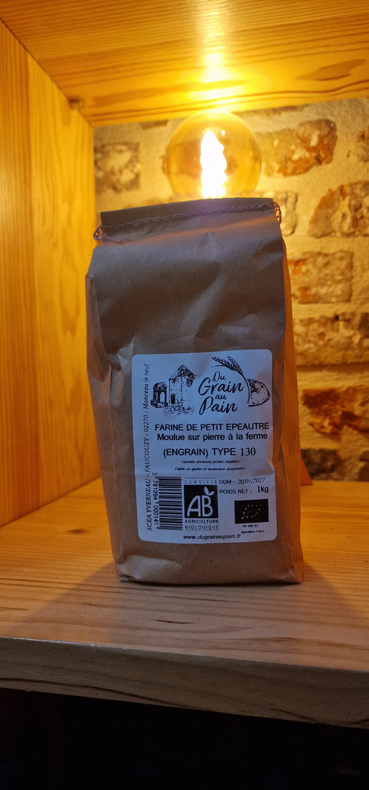 Farine de petit epeautre moulue sur pierre à la ferme, du Grain au pain